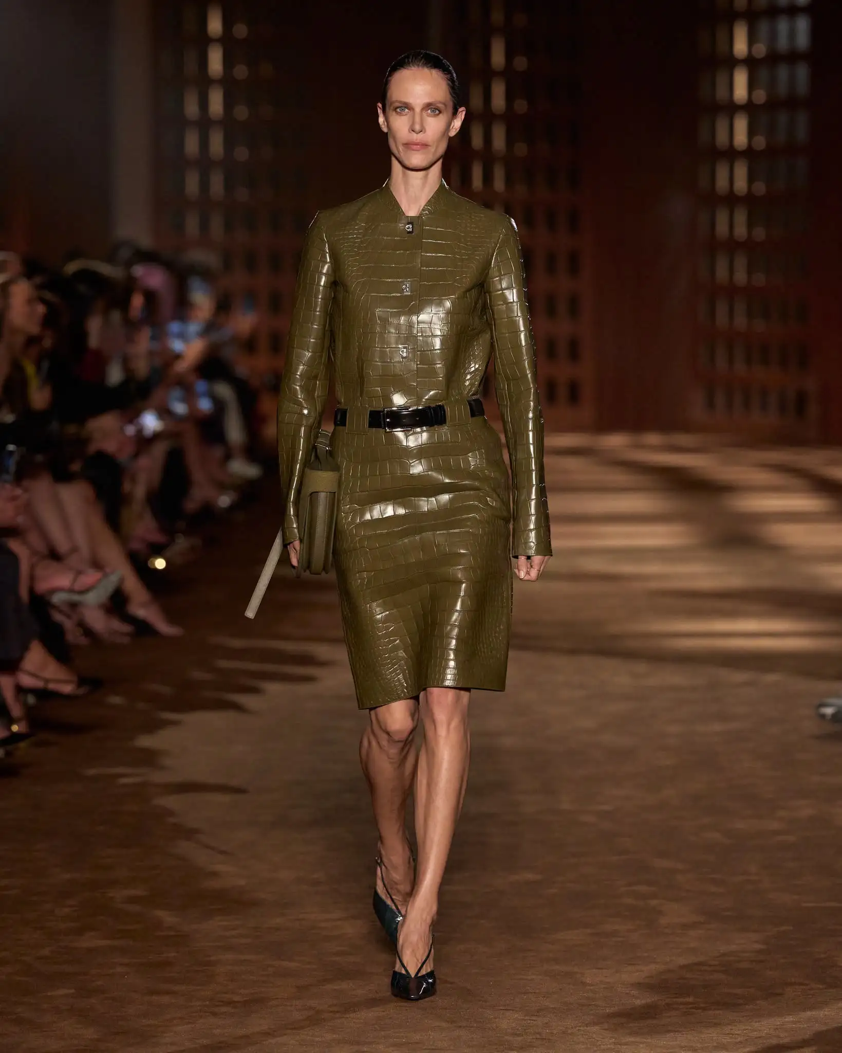 Ferragamo Xuân Hè: Workwear 1940 và trò chơi kín – hở của Maximilian Davis