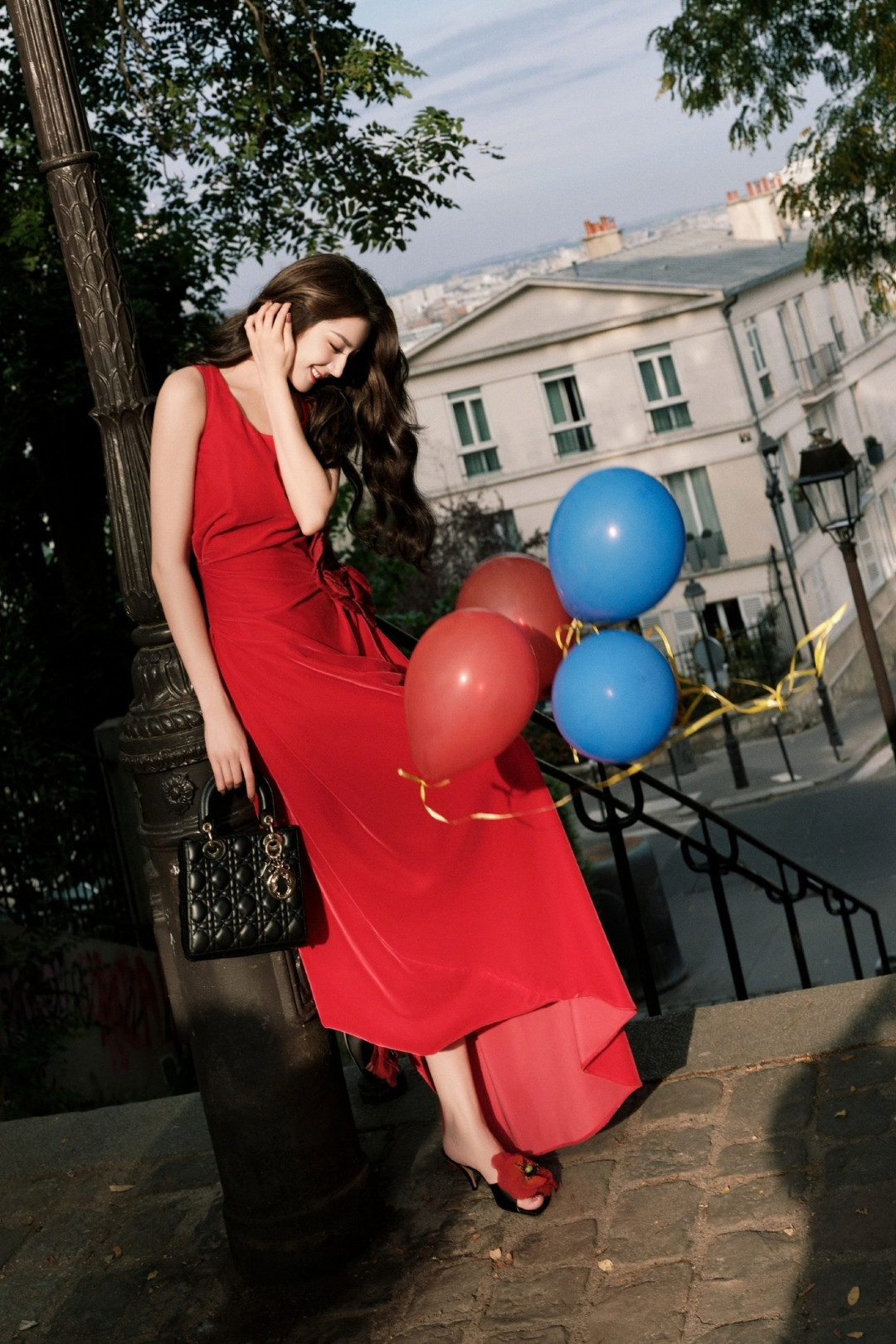 Địch Lệ Nhiệt Ba rực rỡ sắc đỏ Dior tại Paris Fashion Week