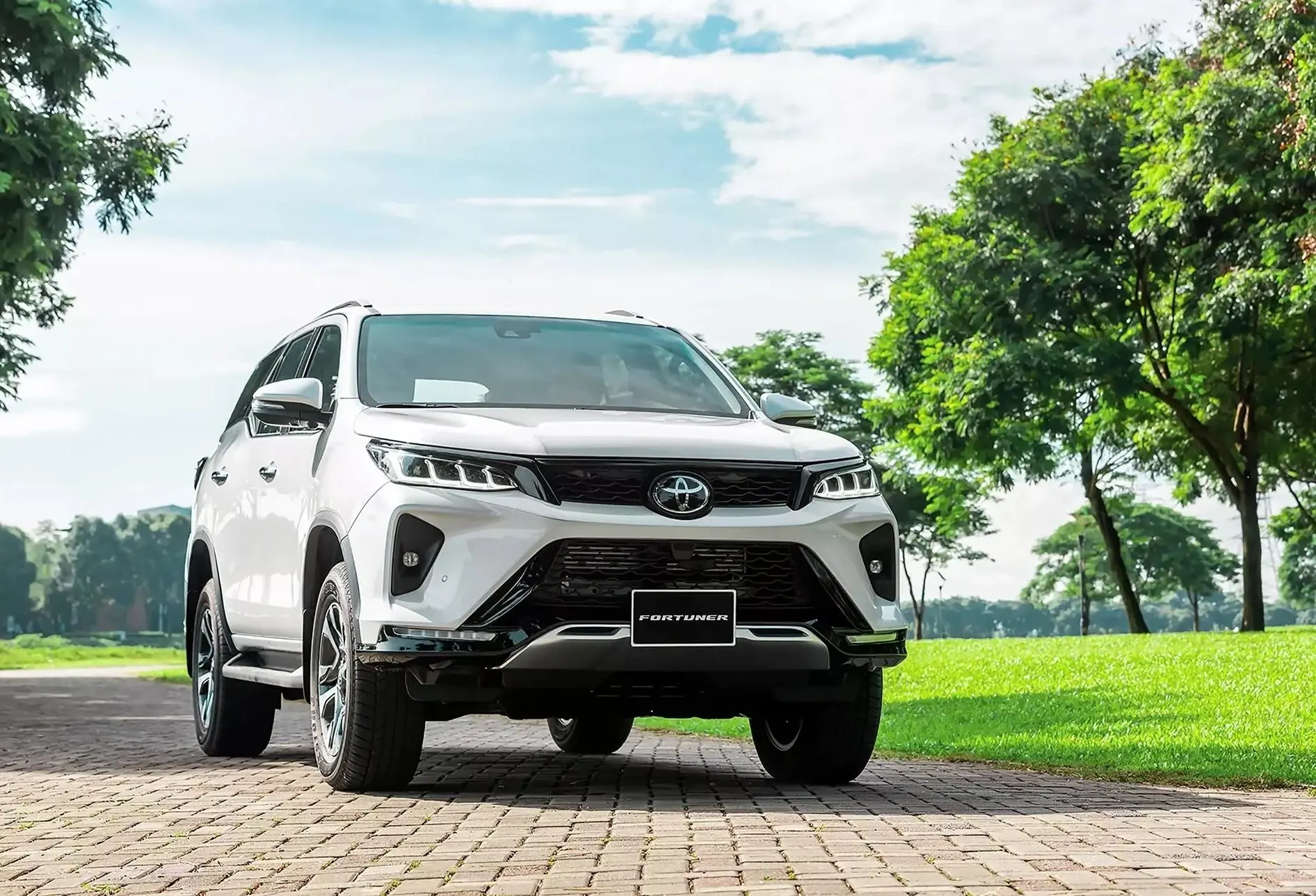 Toyota Fortuner thế hệ mới: LED hiện đại, ADAS và cuộc đua SUV 7 chỗ