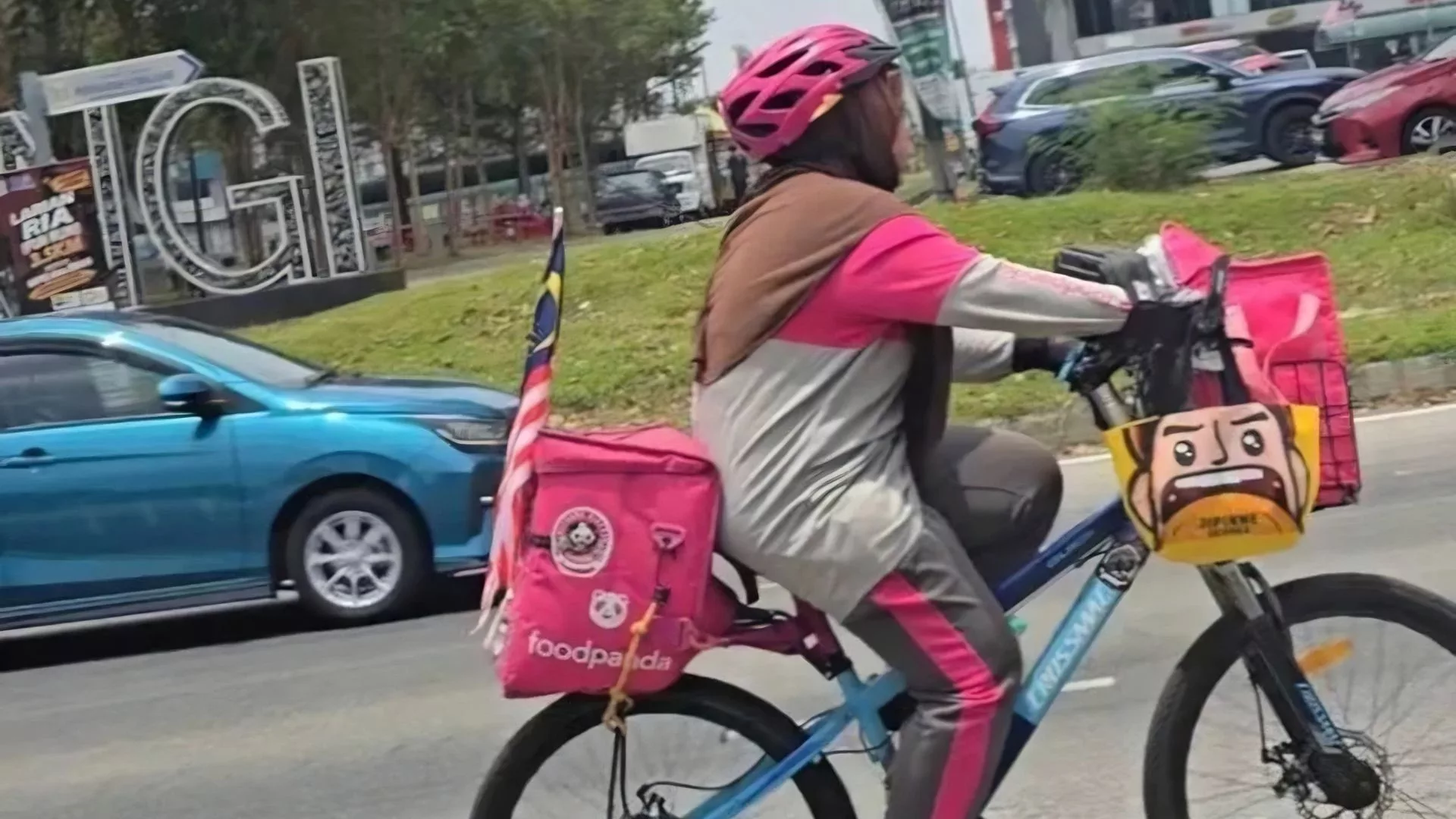 Penghantar Makanan Berjalan Kaki: Kisah Ibu Tunggal OKU Yang Gigih