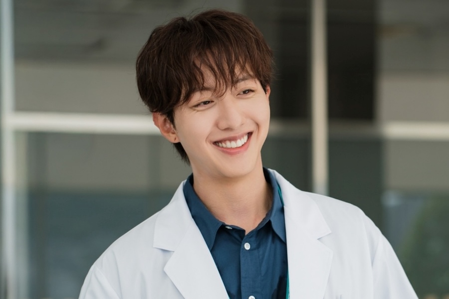 Lee Jung Shin mang lại cảm giác chữa lành với vai bác sĩ trong ‘What A Boss Wants’