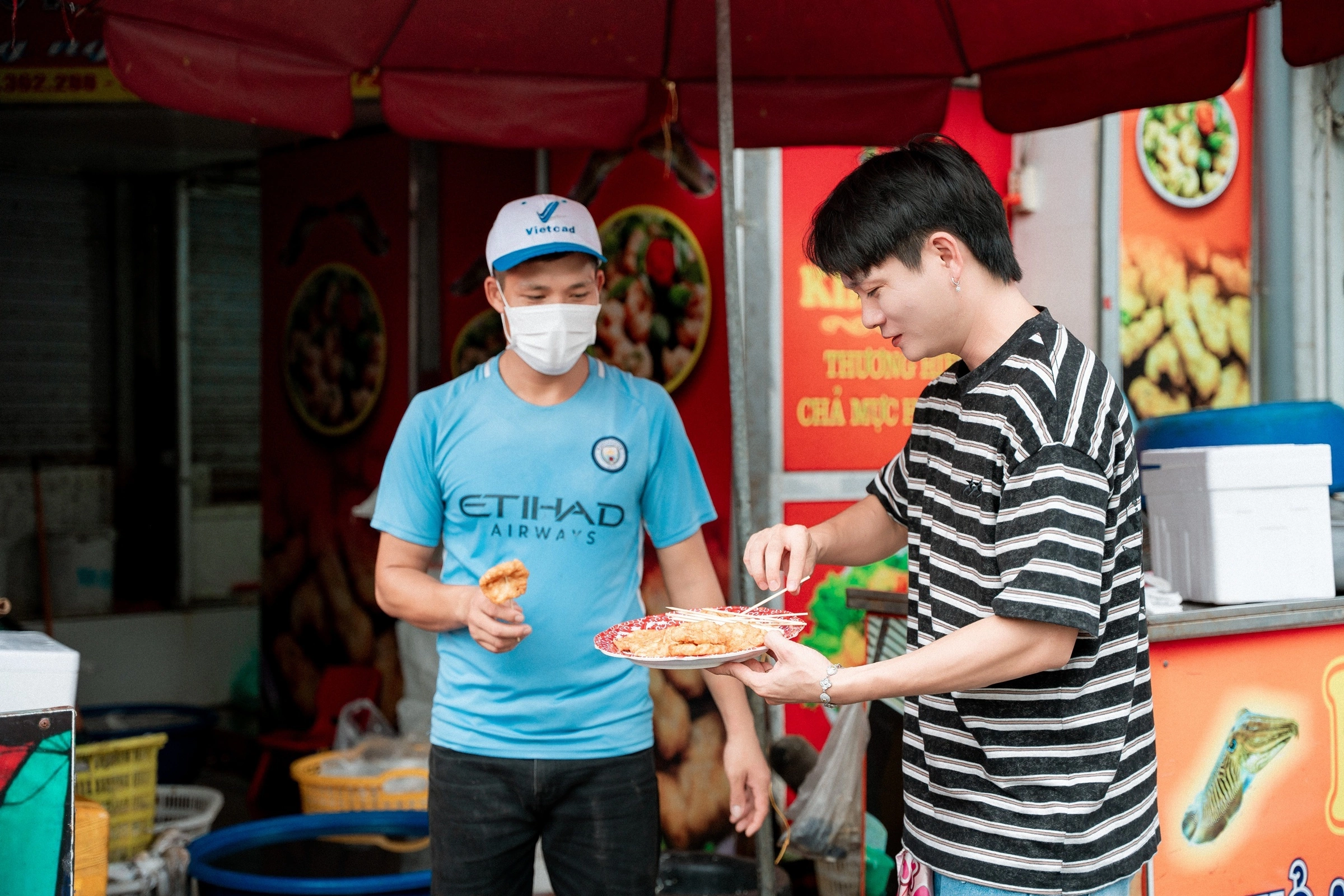 Đen và Tuấn Cry thử thách nấu chả mực cùng shipper, tài xế