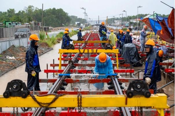 Công nhân LRT Phú Quốc đội mưa bám tiến độ trước APEC