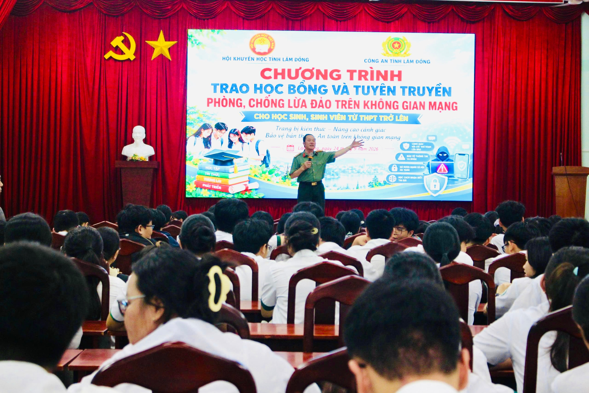 Từ lý thuyết đến thực hành: Học sinh tuổi 13-15 học cách tự vệ trên không gian mạng