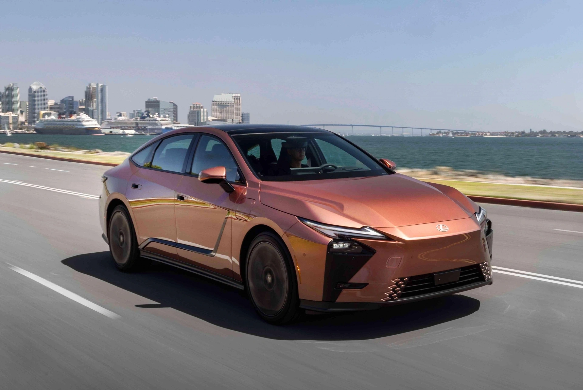 Lexus ES 500e lộ thông số: sang trọng nhưng “ăn điện” đáng suy nghĩ