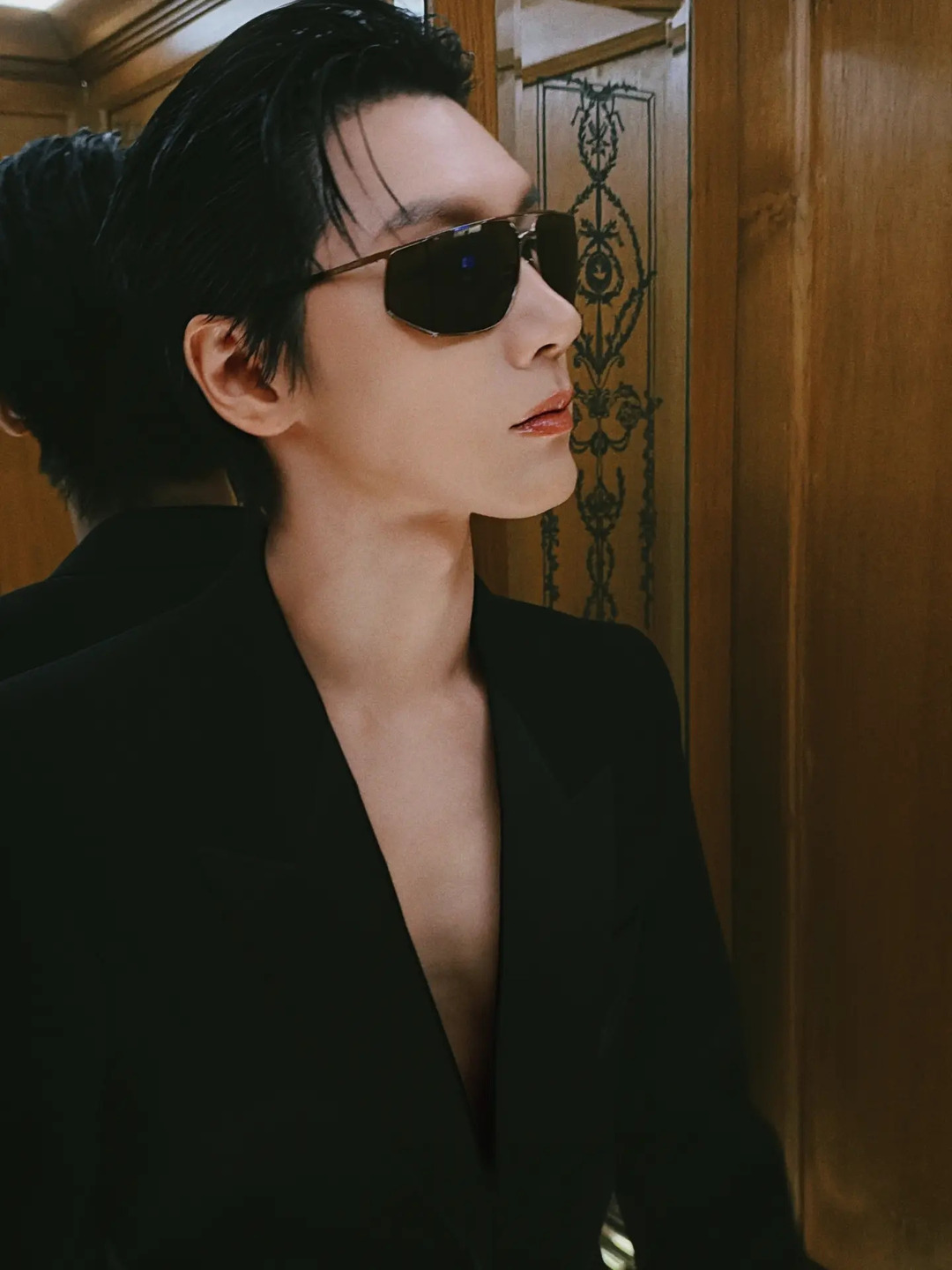 Saint Laurent và cuộc tái định nghĩa phong cách all-black tại Paris