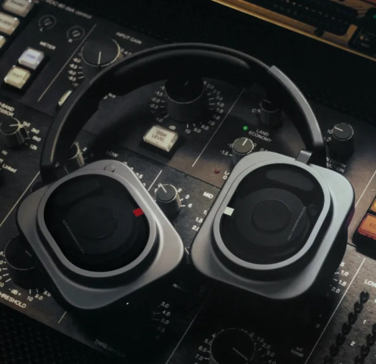 Nothing Headphone (1) Pro: tham vọng lấn sân phân khúc tai nghe cao cấp
