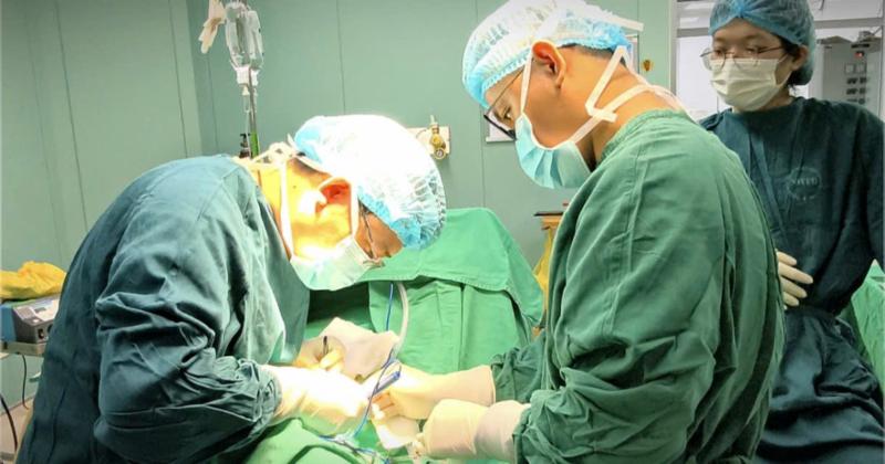 Xoắn tinh hoàn ở trẻ: Đừng để một cơn đau cướp mất tương lai con trai