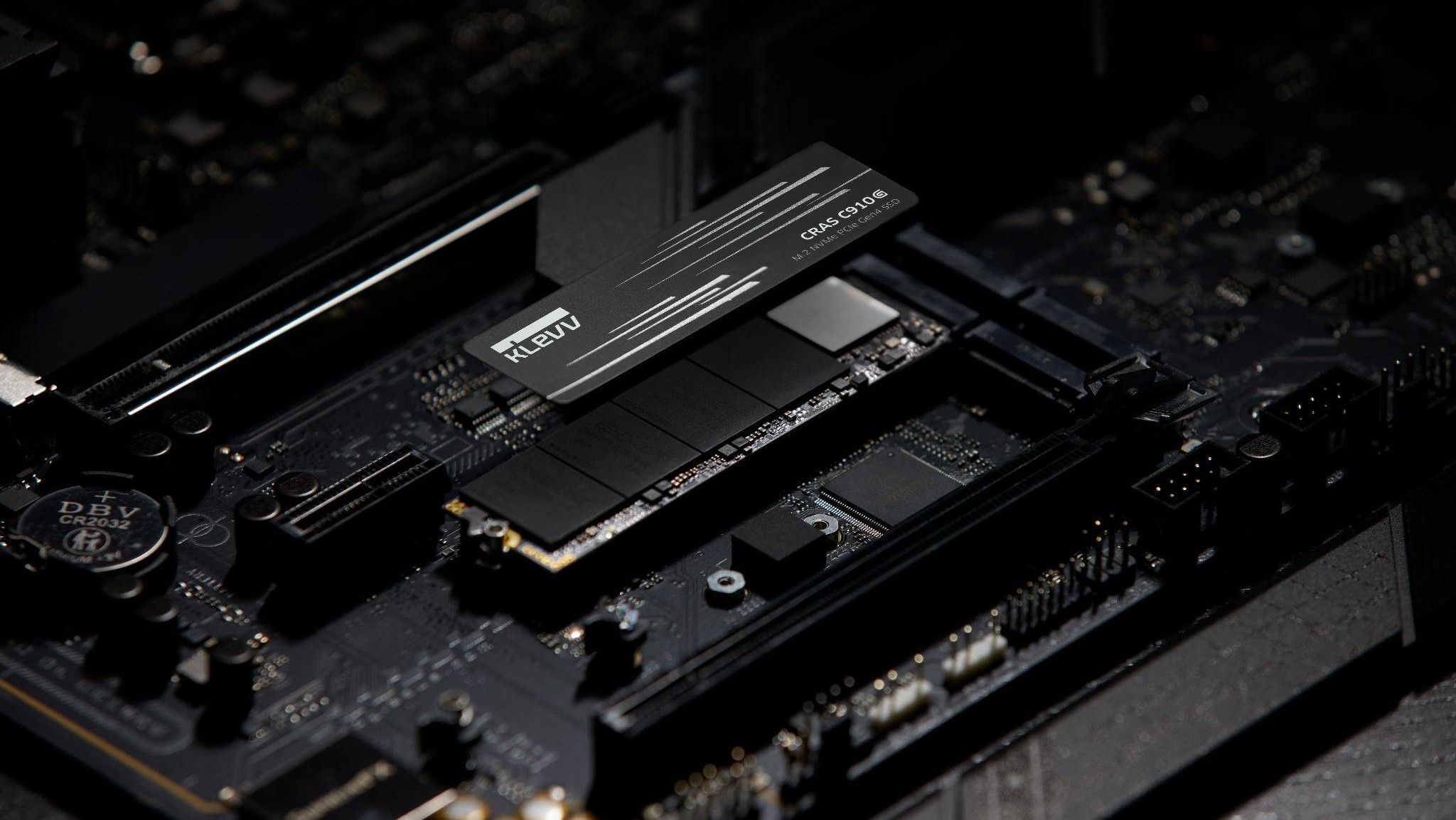 Bộ ba SSD PCIe Gen4 KLEVV CRAS C930, C925G, C910G cho game thủ và PC enthusiast