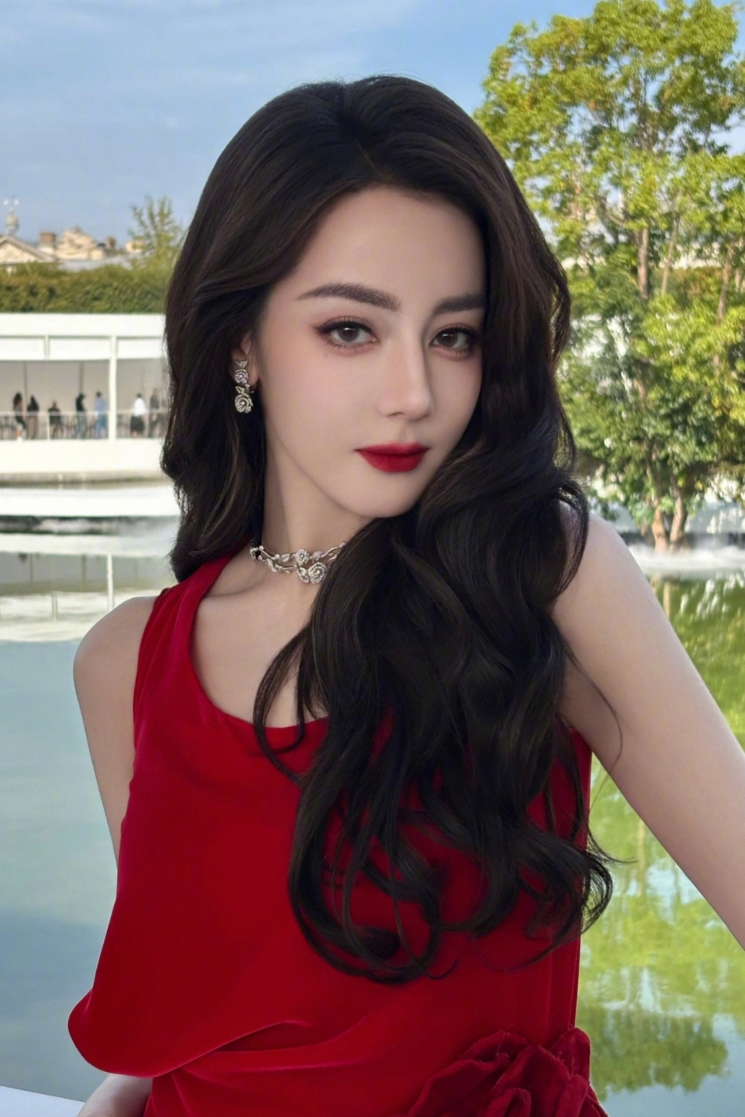 Địch Lệ Nhiệt Ba rực rỡ sắc đỏ Dior tại Paris Fashion Week