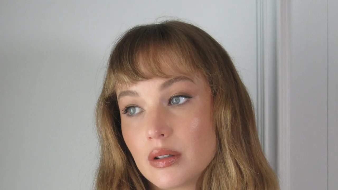 Bob thẳng không tỉa tầng: Học IU và Jennifer Lawrence để chọn kiểu hợp khuôn mặt
