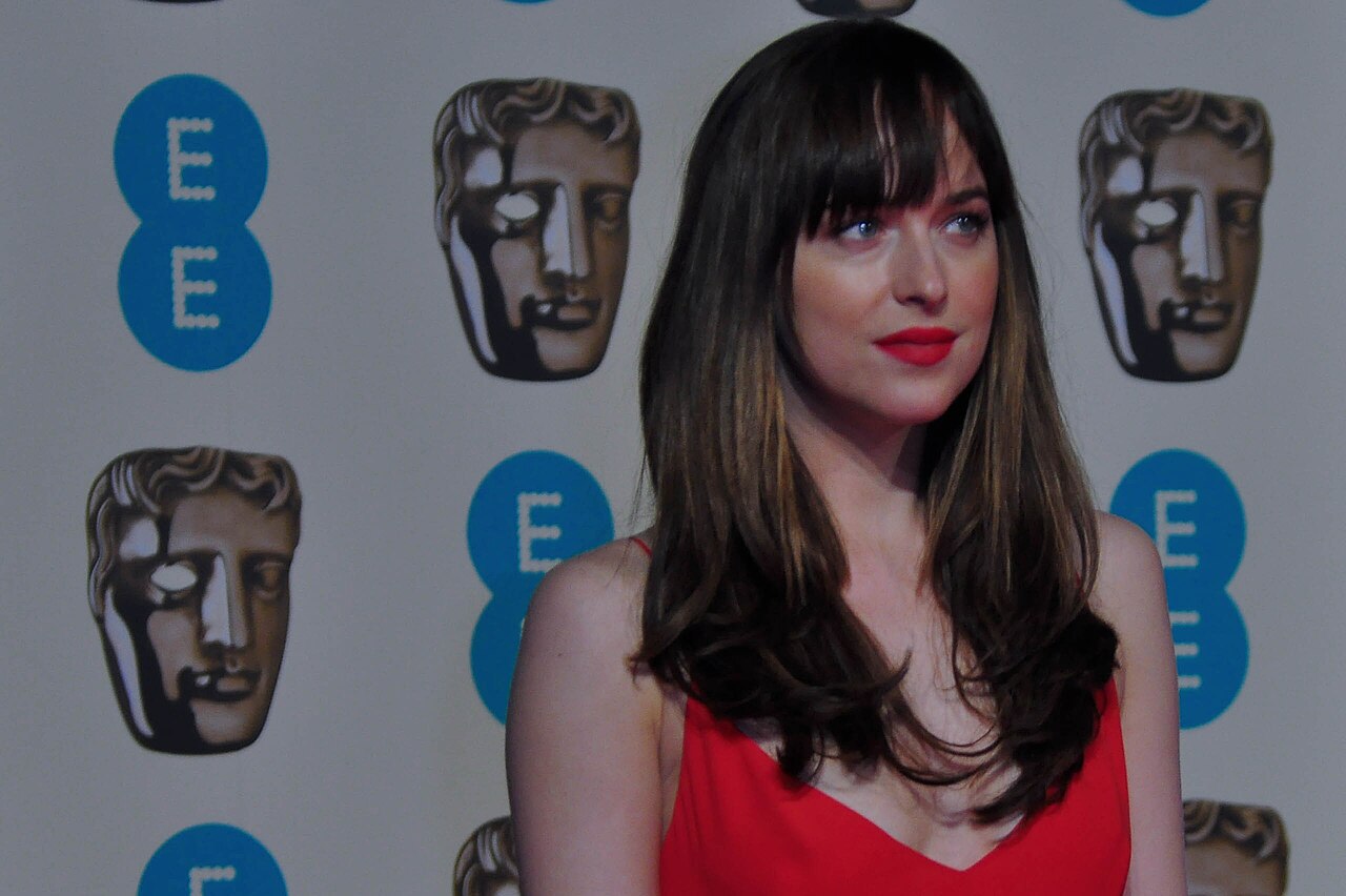 Verity chia rẽ giới phê bình: Dakota Johnson lạnh lùng hay độc nhất vô nhị?