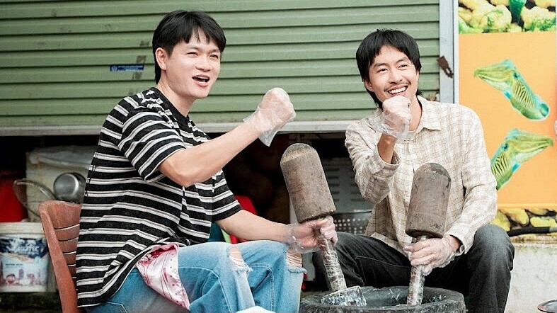 Đen Vâu, Tuấn Cry tự tay giã chả mực và tráng bánh cuốn