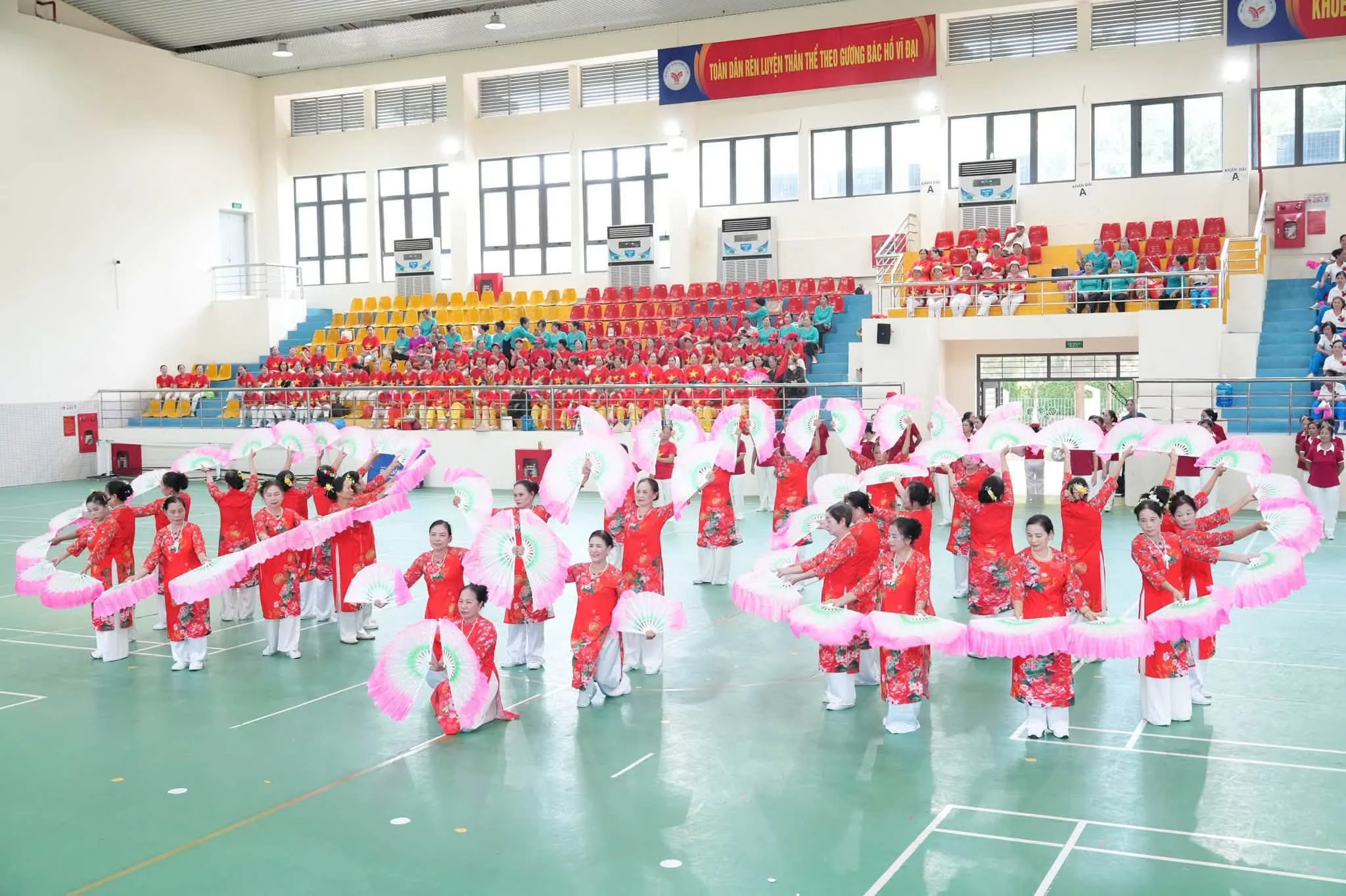 Thể dục người cao tuổi: Khi cộng đồng trở thành “phòng gym mở”