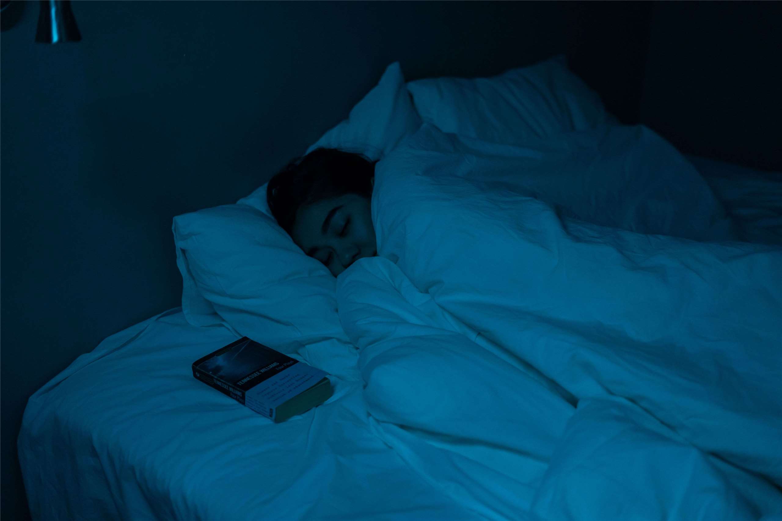 Ánh sáng trong phòng ngủ: Mối đe dọa âm thầm với trái tim