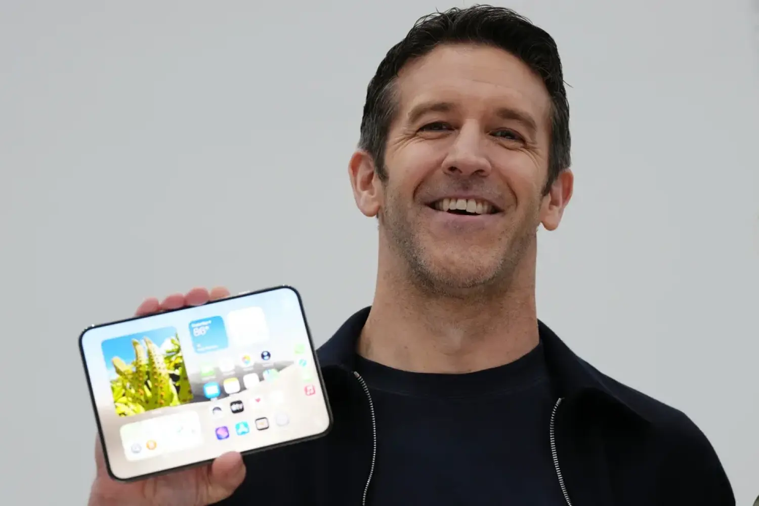 Apple dưới thời John Ternus: Tăng tốc ra mắt sản phẩm để đua trí tuệ nhân tạo