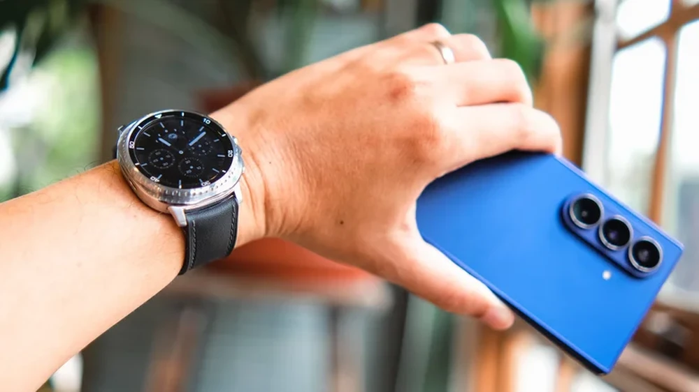 iPhone dùng được Galaxy Watch không? Cách kết nối và giới hạn