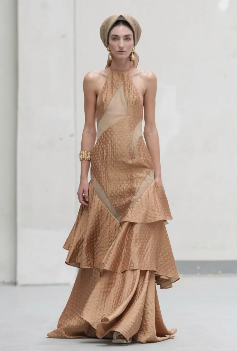 Phan Đăng Hoàng mang Tấm Cám lên sàn diễn Milan Fashion Week