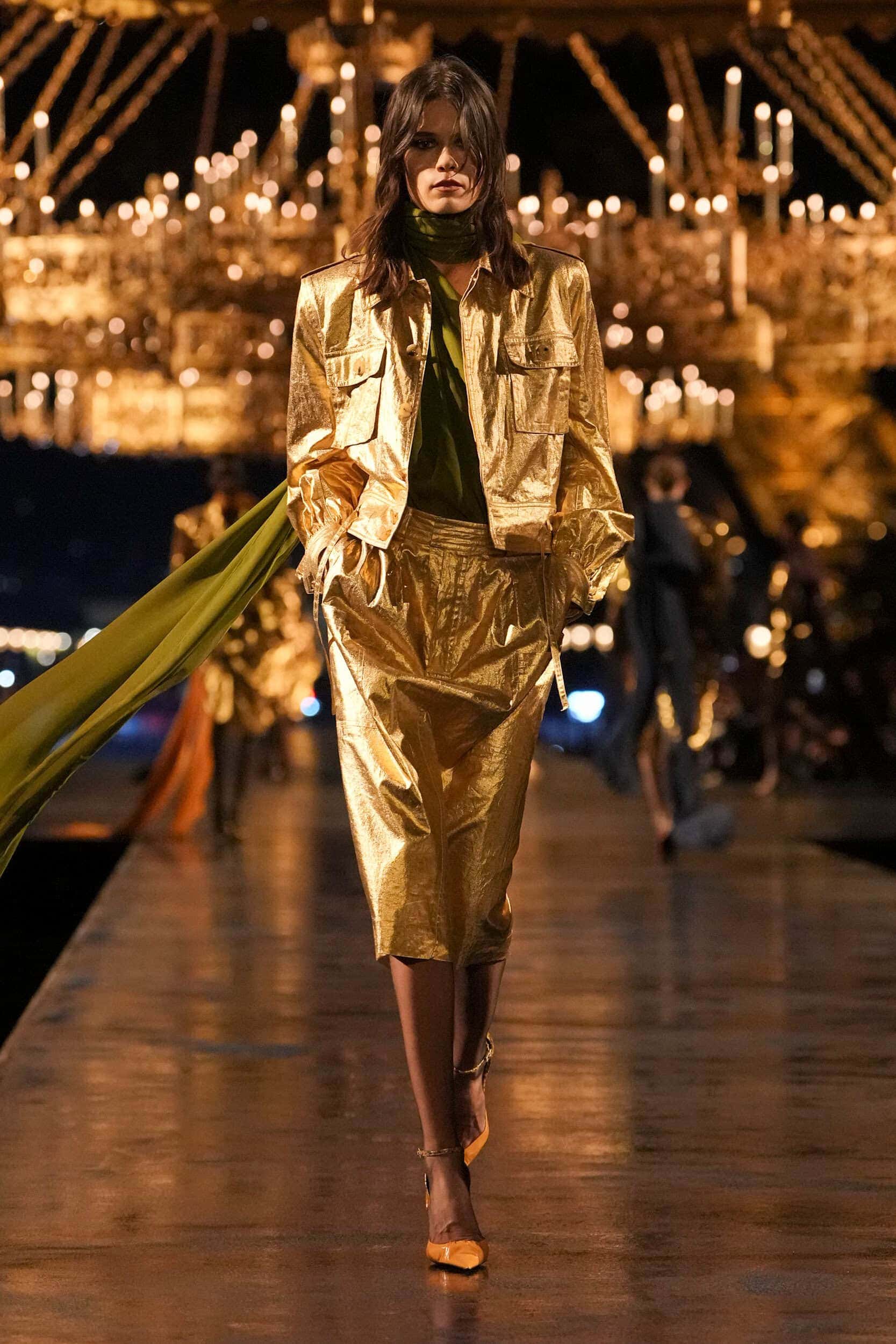 Saint Laurent Memukau dengan Koleksi Emas Berlebihan di Paris Fashion Week