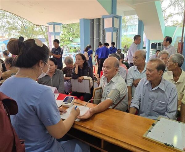 Những thiết bị công nghệ thông minh giúp người cao tuổi theo dõi sức khỏe và an tâm hơn mỗi ngày