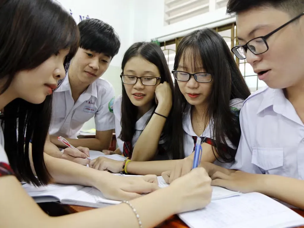 Thi lớp 10 chỉ còn hai môn: Giảm tải hay thu hẹp cơ hội?