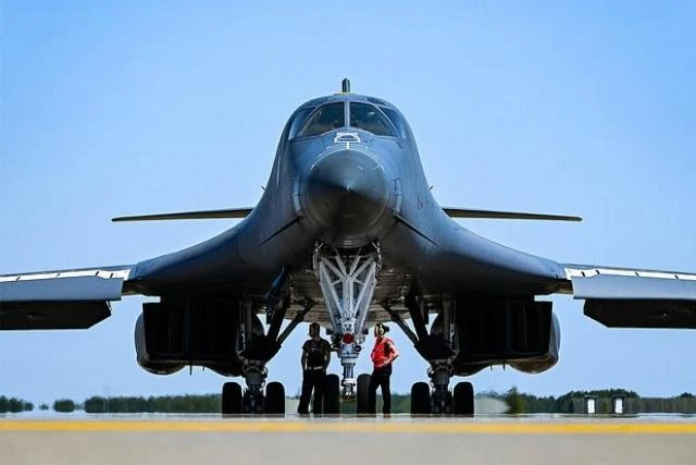 Máy bay ném bom Mỹ lão hoá và nút thắt B-21 Raider