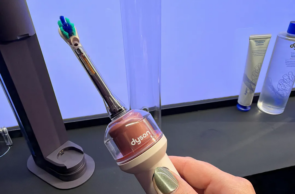 Bàn chải AI Dyson CameraJet: Khi cao cấp không đồng nghĩa với bền bỉ