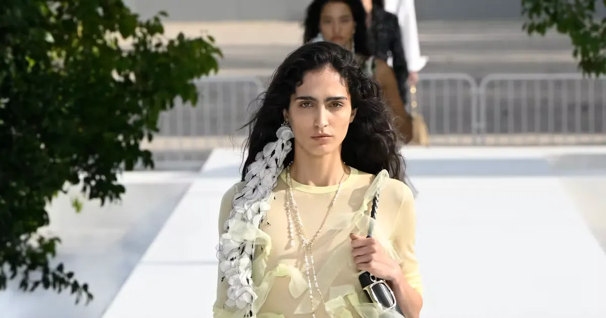 Dior Xuân Hè: Khi thiên nhiên không hoàn hảo trở thành muse