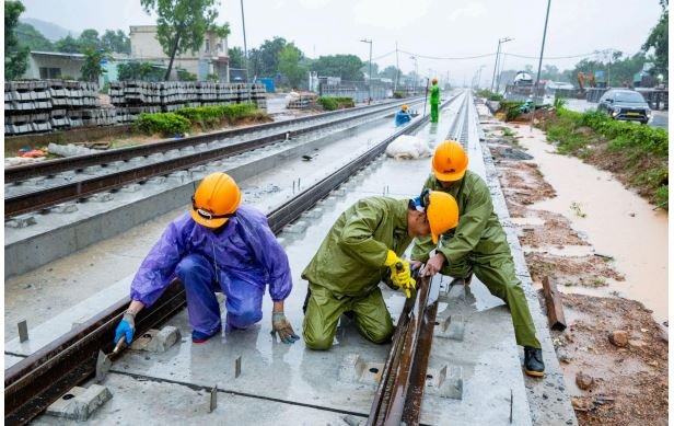 Công nhân Phú Quốc đội mưa lắp ray LRT: Làm thế nào về đích trước APEC?