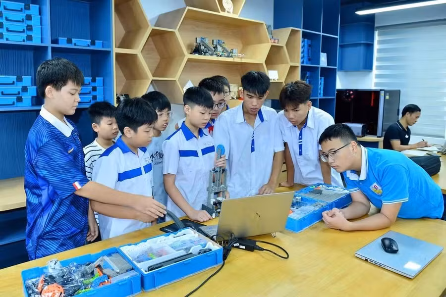 Giáo viên vùng cao học cách dạy học với AI