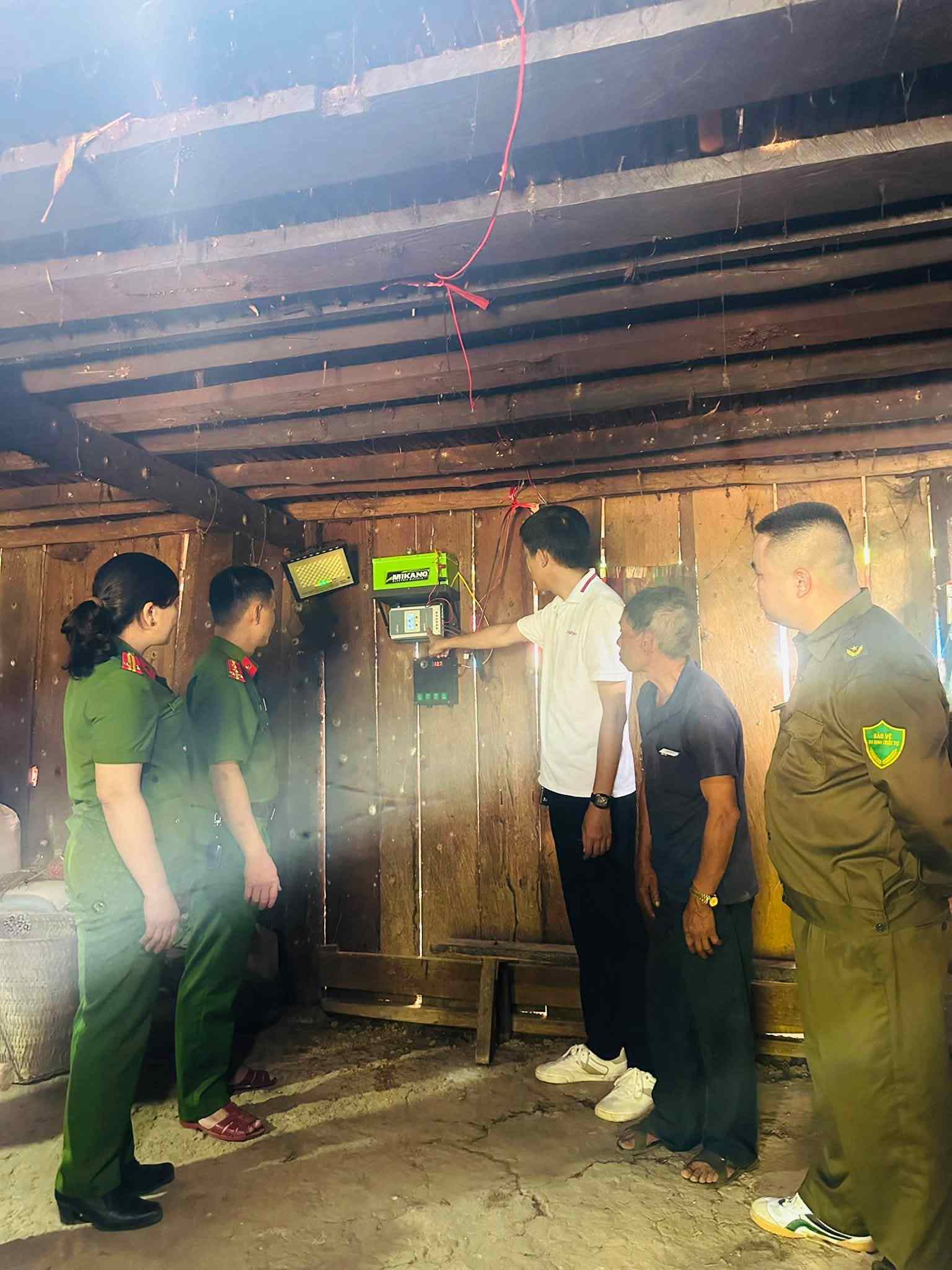 Từ pin mặt trời đến tuần tra biên giới: năng lượng sạch đổi đời vùng sâu vùng xa