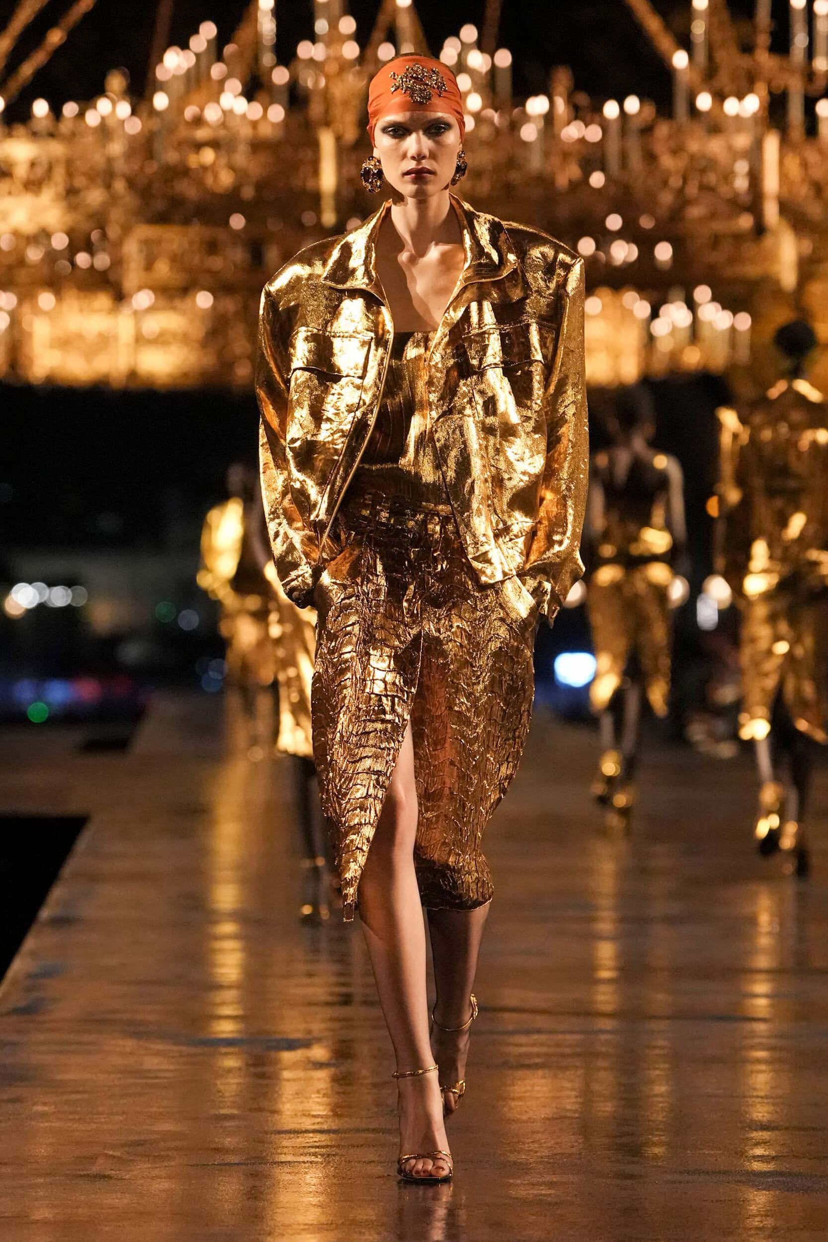 Saint Laurent Memukau dengan Koleksi Emas Berlebihan di Paris Fashion Week