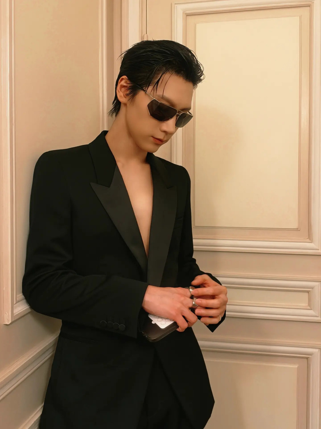 Saint Laurent và cuộc tái định nghĩa phong cách all-black tại Paris