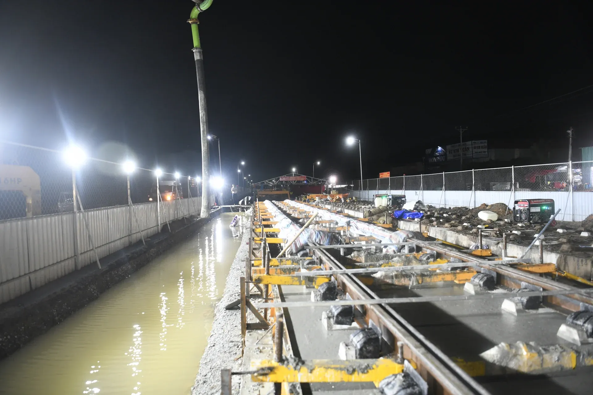 Tàu điện nhẹ Phú Quốc tăng tốc xuyên đêm để về đích APEC