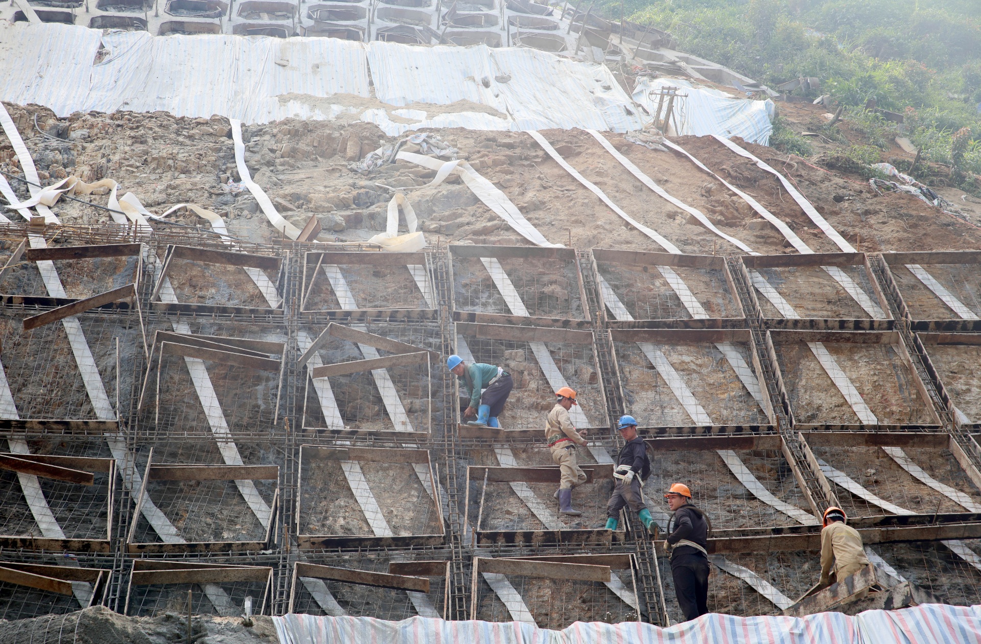 Hầm xuyên núi Hoàng Liên: bước ngoặt cho giao thông Tây Bắc