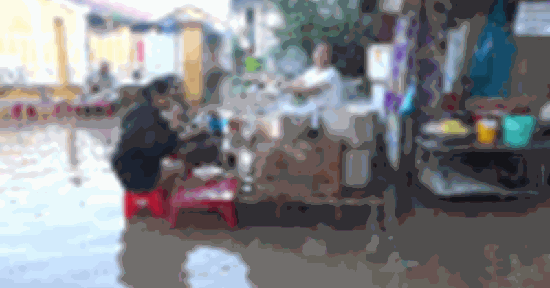 Quán bún riêu ngập nước Cần Thơ và sức sống vỉa hè