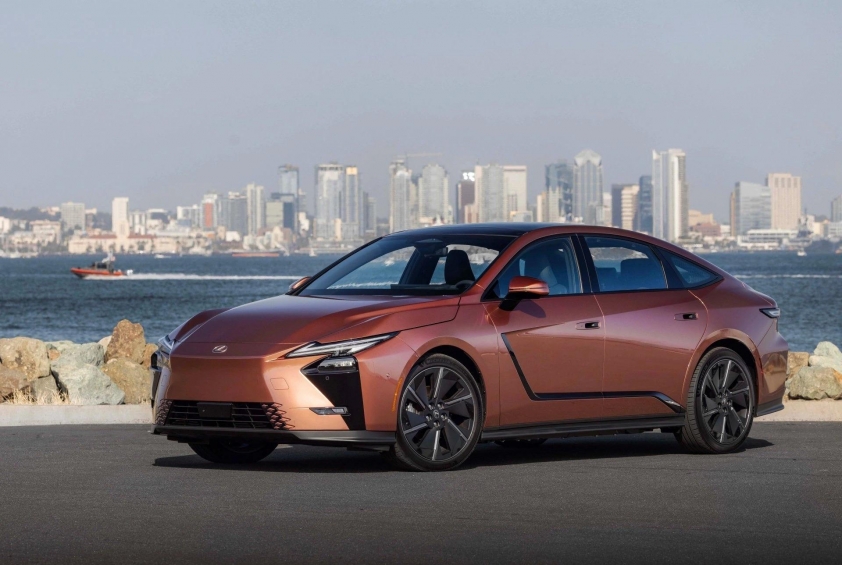 Lexus ES 500e: sedan điện hạng sang 2 mô-tơ gần 3 tỷ