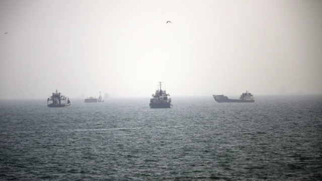 Căng thẳng Iran–Mỹ và rủi ro eo biển Hormuz thổi bùng giá dầu Brent