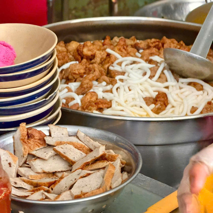 Tô bánh canh 8.000 đồng ở Nha Trang: bán lỗ để giữ ký ức