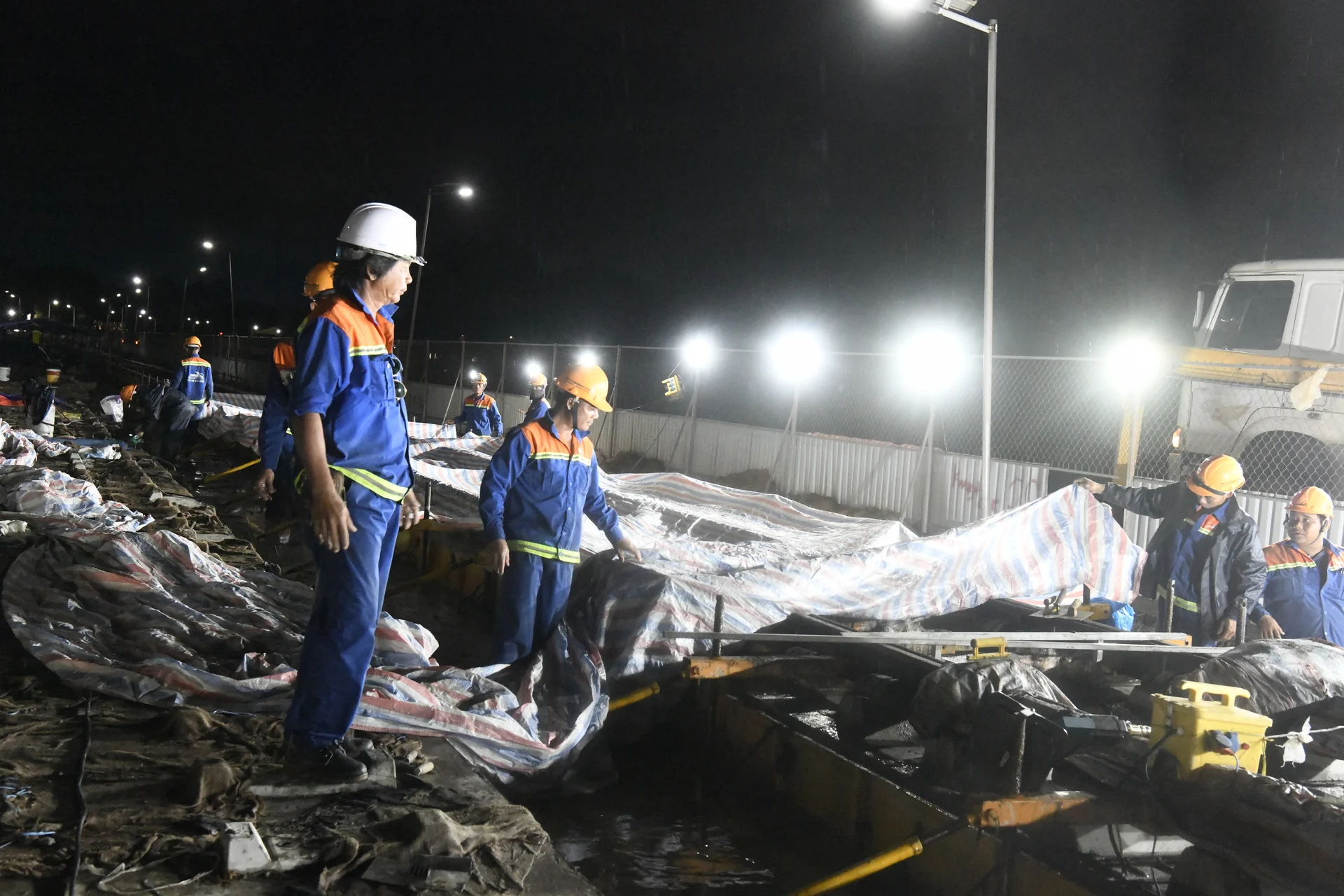 Tàu điện nhẹ Phú Quốc tăng tốc xuyên đêm để về đích APEC