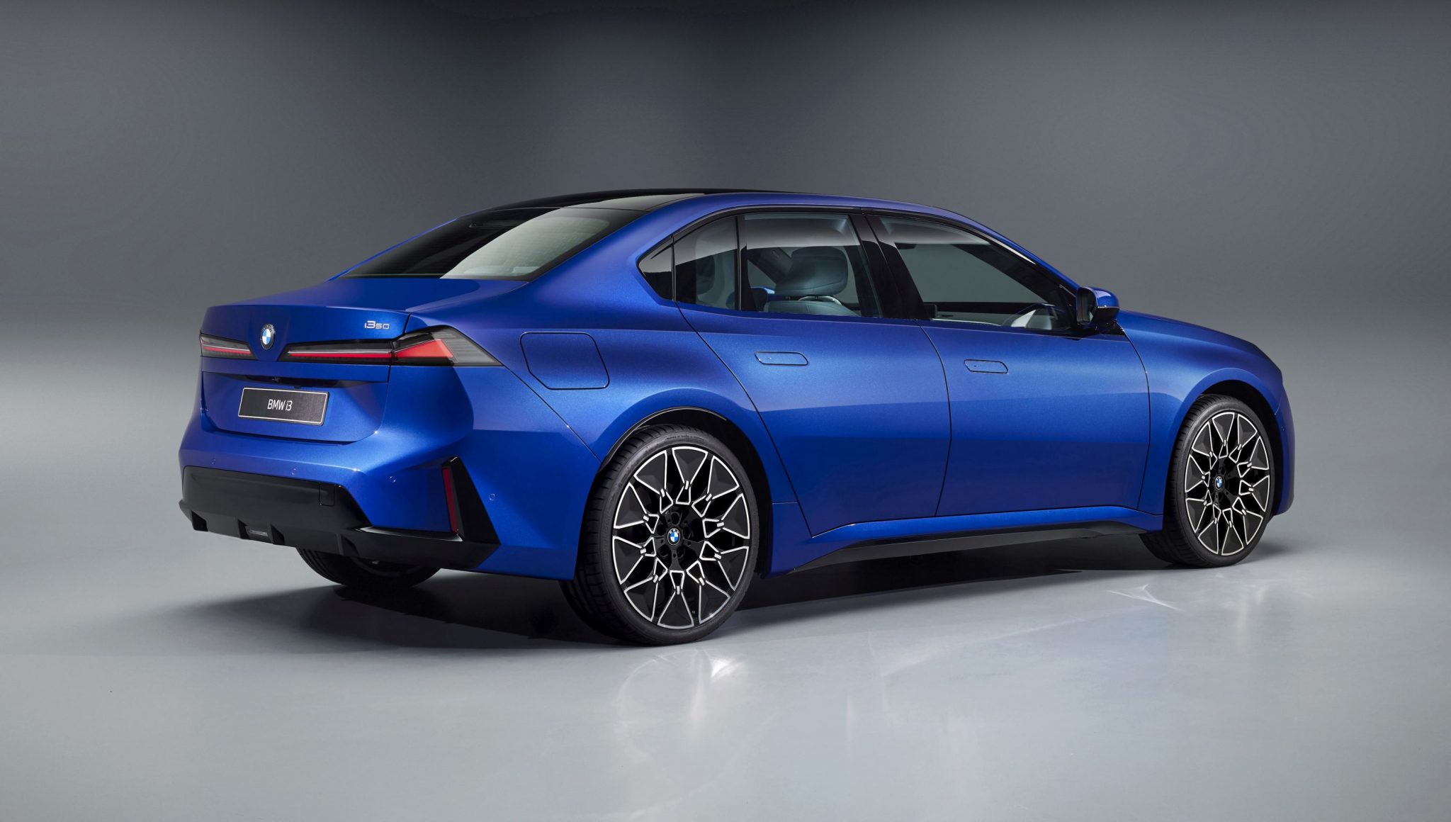 BMW i3 M60 xDrive: Sedan Elektrik Premium M Performance
