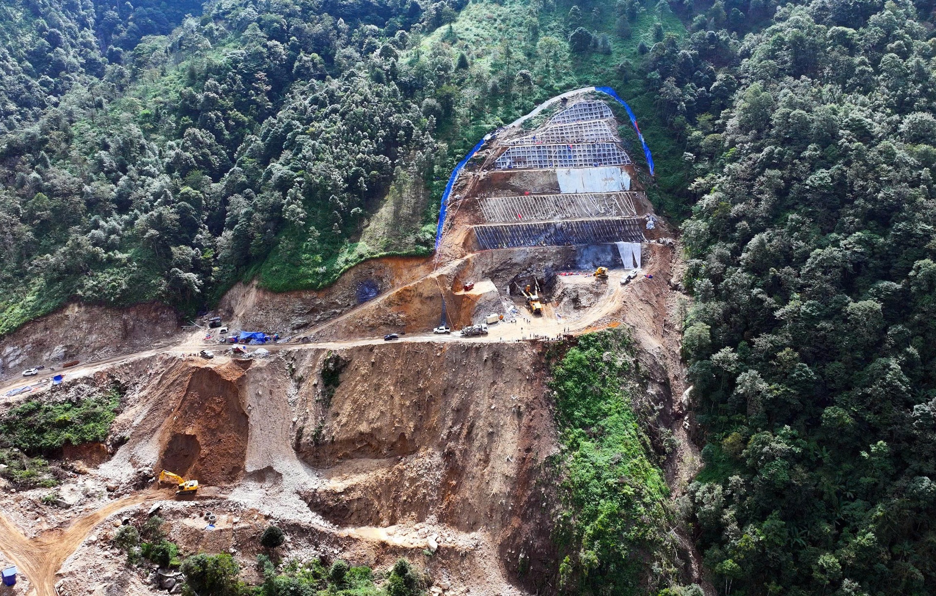 Hầm xuyên núi Hoàng Liên: bước ngoặt cho giao thông Tây Bắc