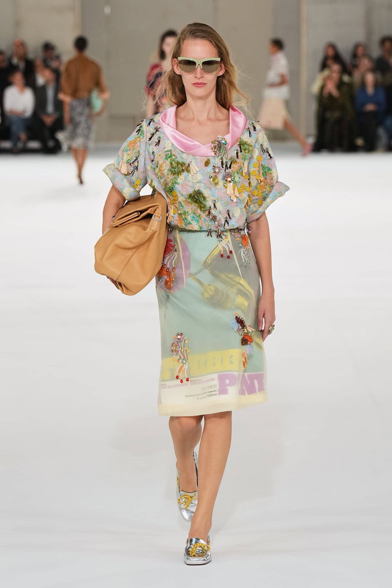 Dries Van Noten dan Victoria Beckham Mendefinisikan Estetika Spring Melalui Kontras dan Inovasi