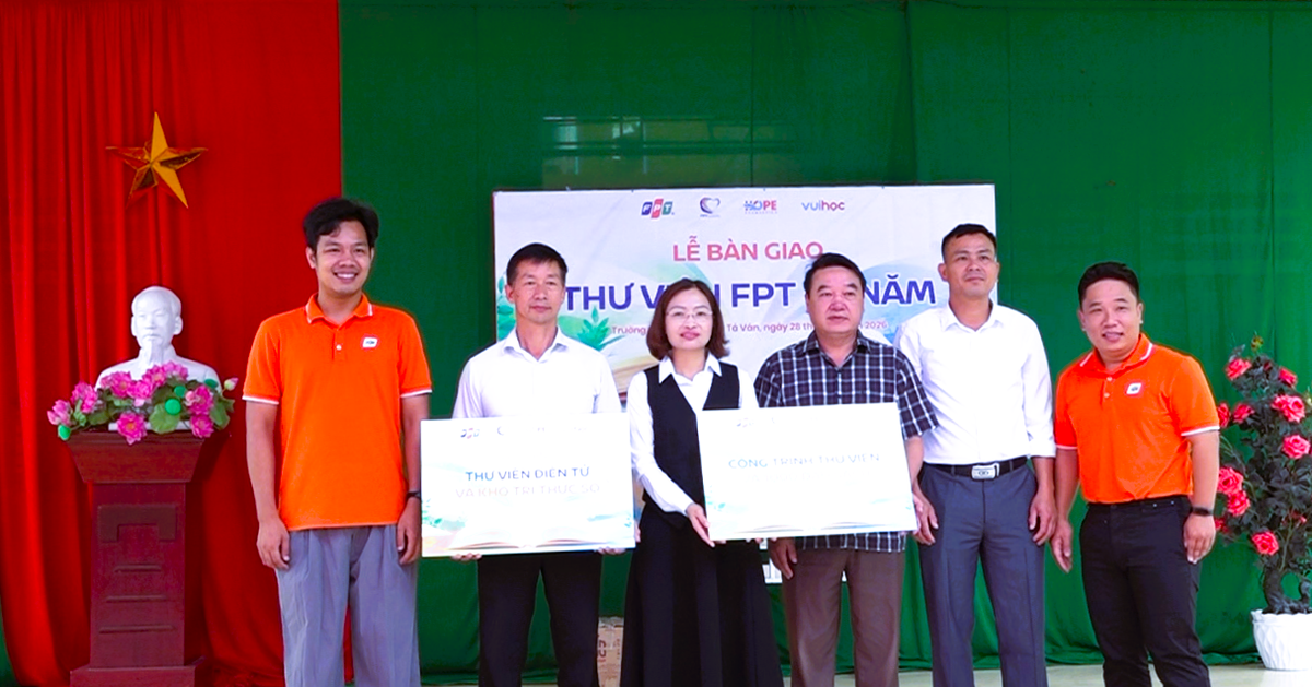 Thư viện số và sách giáo khoa đến tay học sinh vùng biên