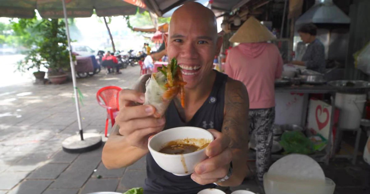 Khách quốc tế bất ngờ với bánh mì chấm và thịt nướng khói vỉa hè Sài Gòn