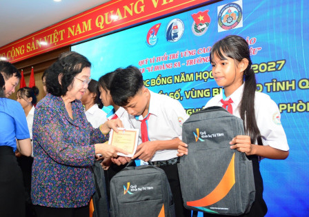 Học bổng nâng bước học sinh khó khăn trước thềm năm học mới