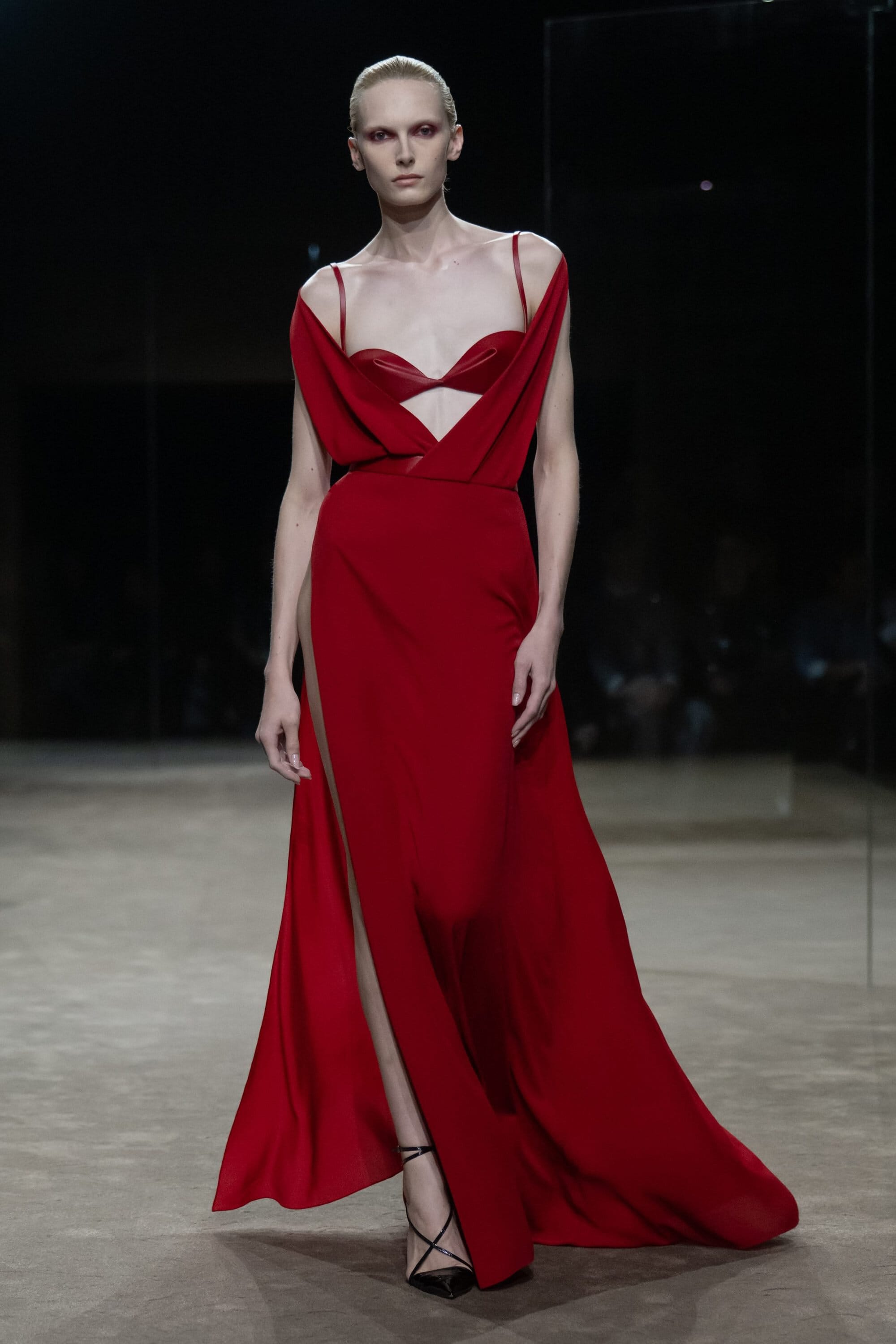 Tom Ford, Courrèges dan Chloé: Musim Spring yang Minimalis Namun Penuh Cerita