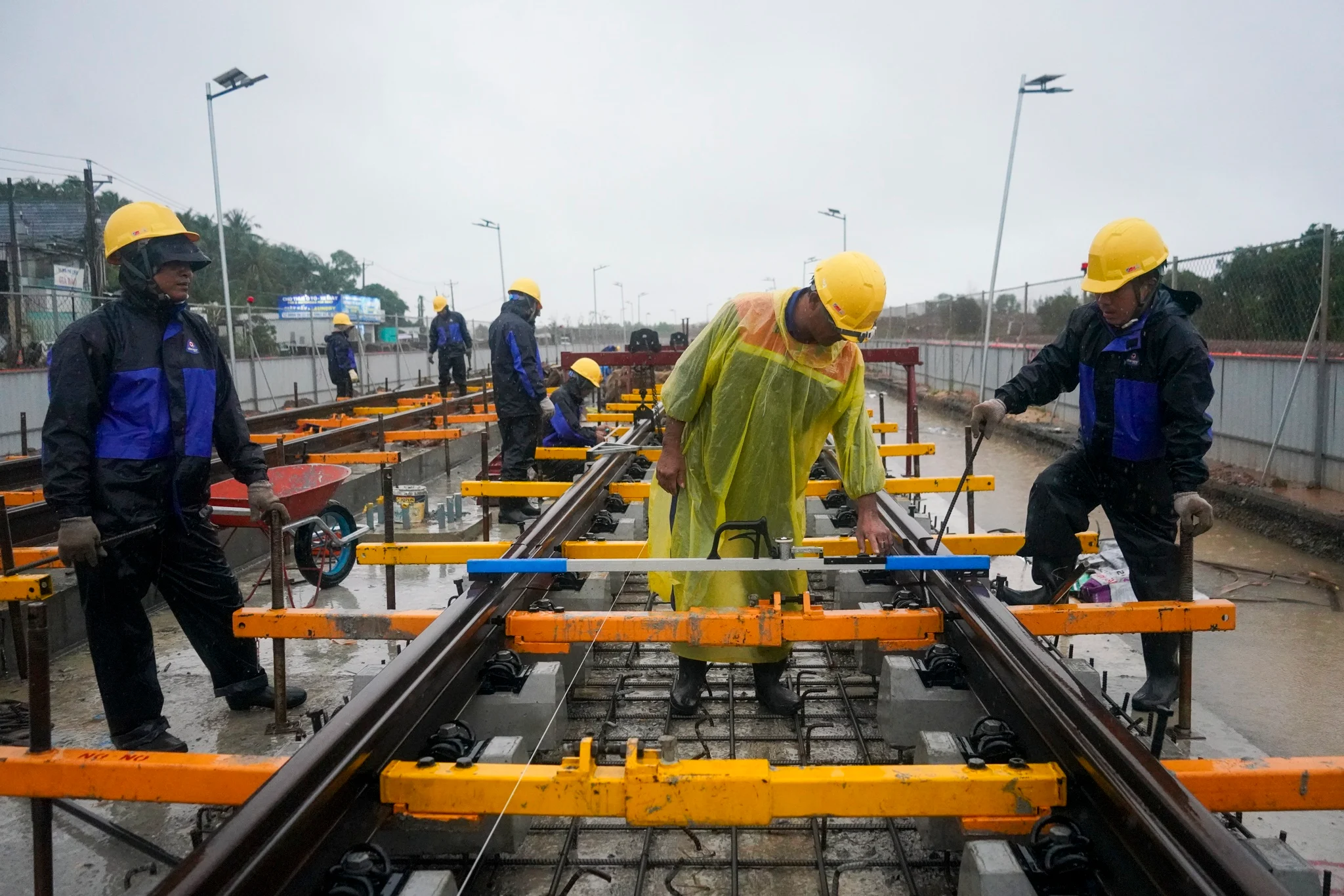 Công nhân LRT Phú Quốc đội mưa bám tiến độ trước APEC