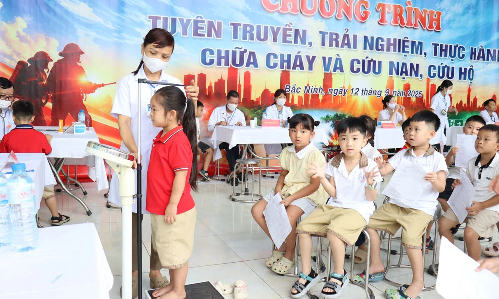 Quy định khám sức khỏe học sinh mới: Phụ huynh cần chuẩn bị gì?