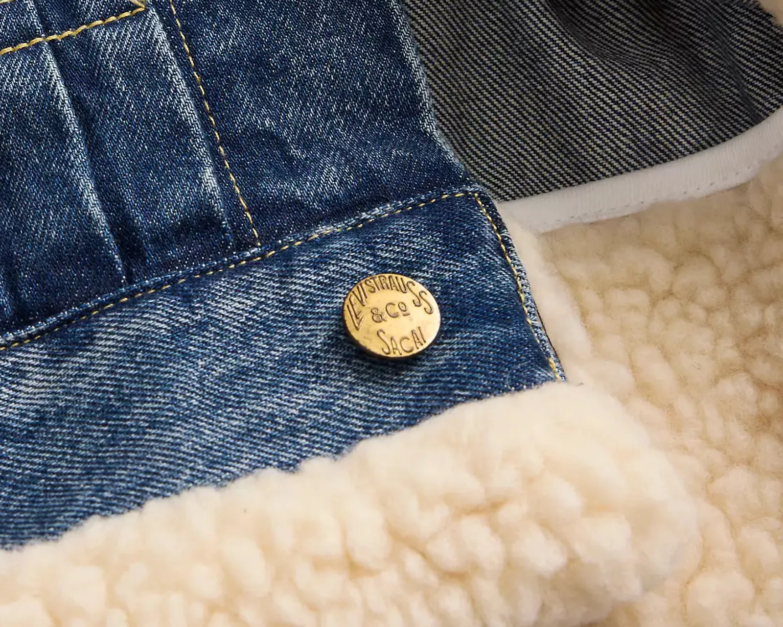 Levi's và Sacai: Khi denim cổ điển được tái sinh qua những cắt cúp táo bạo